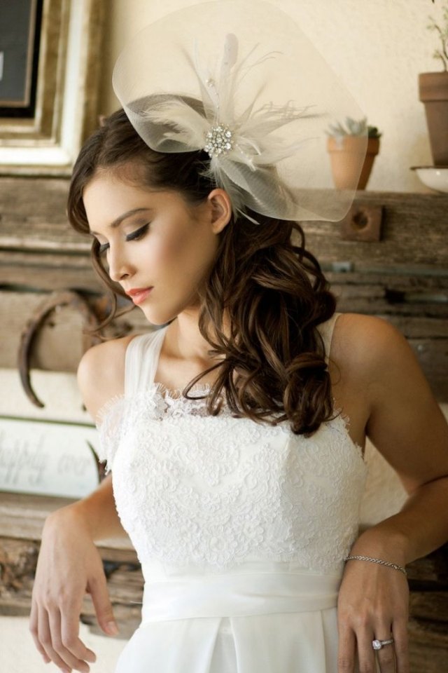 Styling vlasov s trendovými svadobnými šperkami - objemný fascinátor vyrobený zo sieťoviny Inšpirácie-vlasové doplnky-na-svadobné-melíry-fascinátor