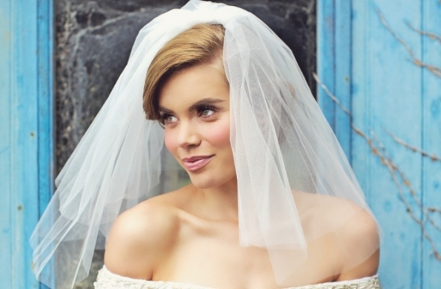 objemný svadobný závoj - klasické doplnky do vlasov pre svadobné šaty bez ramienok Tyl-závoj-svadobné účesy-s-bočné lúčenie-nápady-na štýl