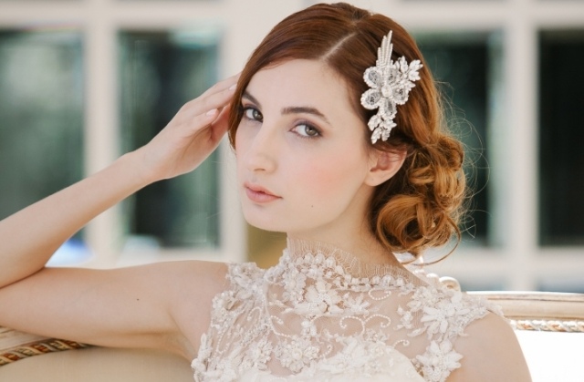 Skombinujte svadobné šaty a účes s takýmto módnym melírom Svadobná móda-moderné-vlasové doplnky-výšivky-s-kamienkami-hrebeňové sponky do vlasov