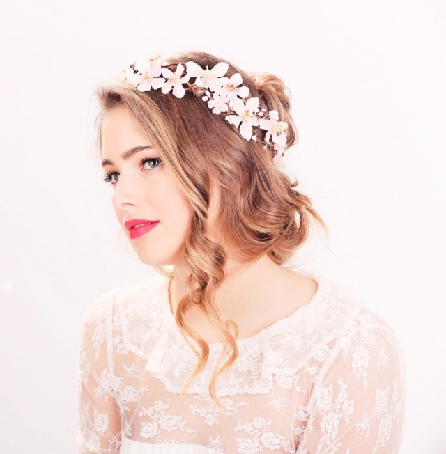 Romantická svadobná čelenka zdobená jarnými kvetmi Veniec z kvetov-vlasové doplnky-na-svadobný-štýl-voľný-prameň-skrútený