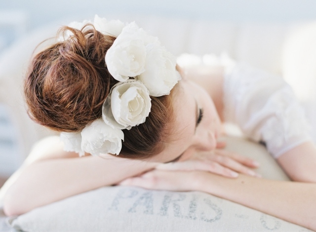 Svadobné účesy-vysoký drdol s vencom z kvetov-biele látkové ruže Updo-nápady-svadba-kvetinový-veniec-zdobí-svadobné účesy-nápady