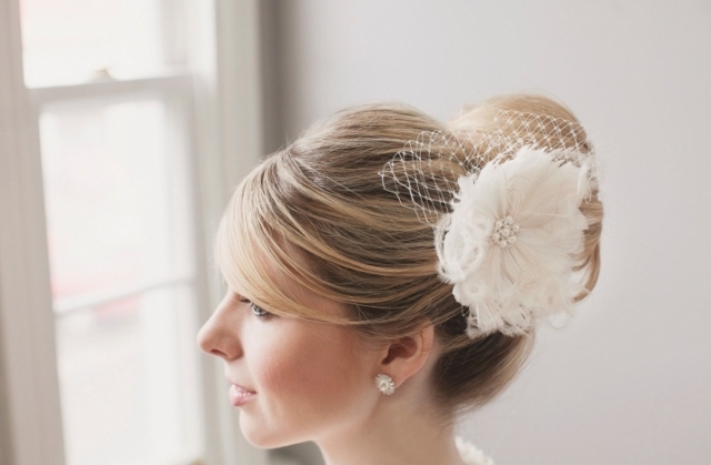 Updo účes pre svadobný vysoký drdol v štýle sieťoviny pre poníka s kvetinovou aplikáciou Drdol-uces-na-svadbu-bocne-tresky