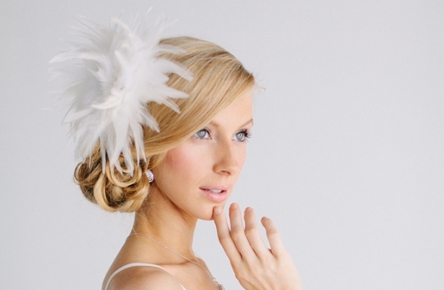 Voľne spletené vlasy zdobené pierkom-súčasná svadobná móda Doplnky do vlasov-perie-updo-nižší-chignon-svadobné-nápady