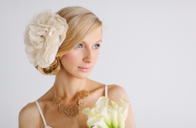 Nadrozmerný látkový kvet vyrobený zo šifónových šperkov na krk v zlatej farbe Vlasový kvet Šifón Svadobné módne doplnky Nápady na účes