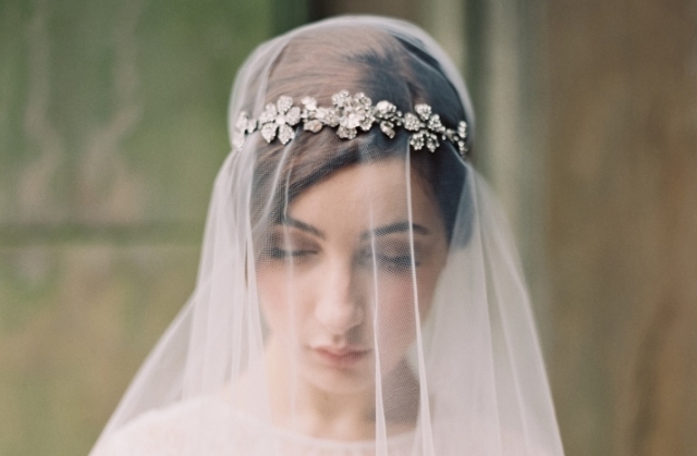 Svadobný závoj po podlahu s elegantnou gumičkou do vlasov v tvare kvetu Doplnok-svadobný účes-čelenka-tvar kvetu-závoj-tyl
