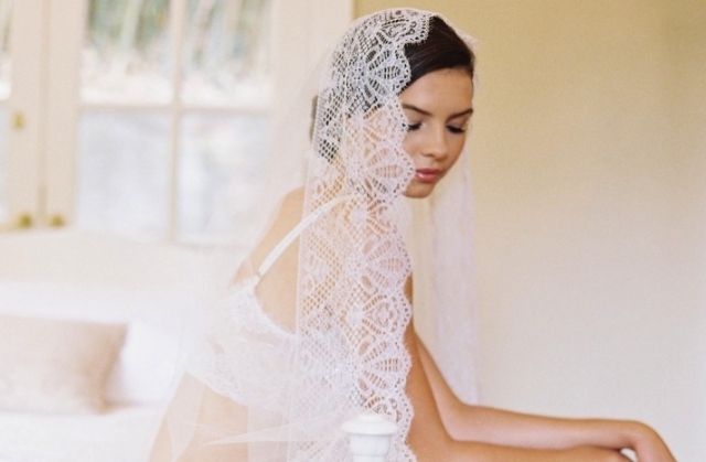 Doplnky do vlasov pre svadobné šaty-tradičný závoj z čipky updo-svadba-nízky-drdol-závoj-čipka-subtílna