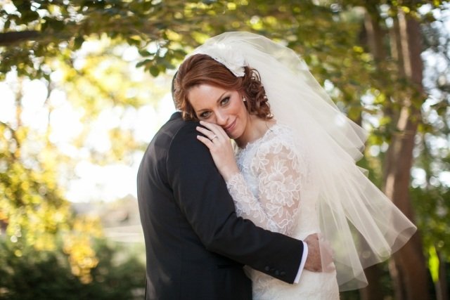 Čipkované svadobné šaty so závojom-klasický dizajn v nadčasovom vzhľade Čipkované šaty-svadobné-dlhé-závoj-objemné-nápady-svadobné-šperky