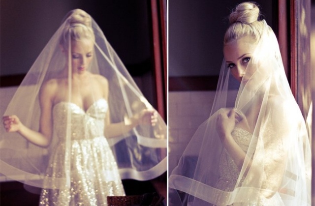 Svadobné šaty s trblietavým objemným drdolovým účesom a dlhým svadobným závojom dotvárajú vzhľad umelecky pripnuté-vlasy-baletka-drdol-svadobné šaty-bez-ramienka-závoja
