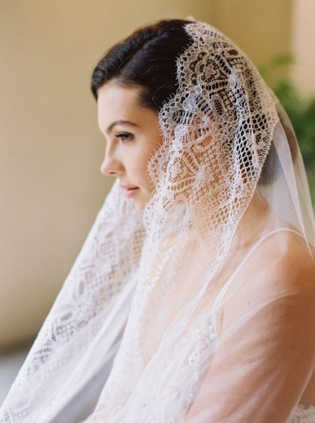 Klasické svadobné účesy so závojom jemnou čipkou Vlasové doplnky-nápady-jemná-čipka-na-závoji-krásna-nevesta