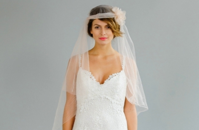 jemný závoj v krémovo bielom tkaninovom kvete ako melír vo vlasoch Šifón-fascinátor-v tvare kvetu-svadobný-účes-so závojom-čelenka