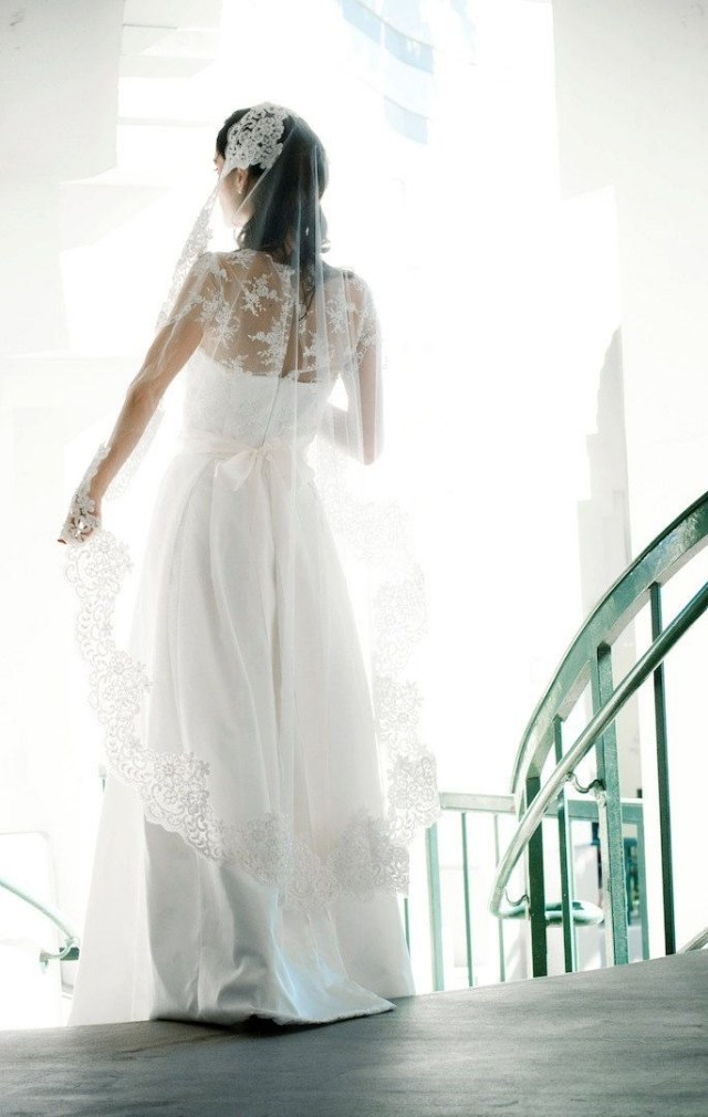 Svadobný účes-voľne prepletaný závoj po zem až po podlahu zo svadobných šiat bez čipky Svadobné šaty-so-svadobným-účesom-kombinujú-závoj-ako-módne zvýraznenie