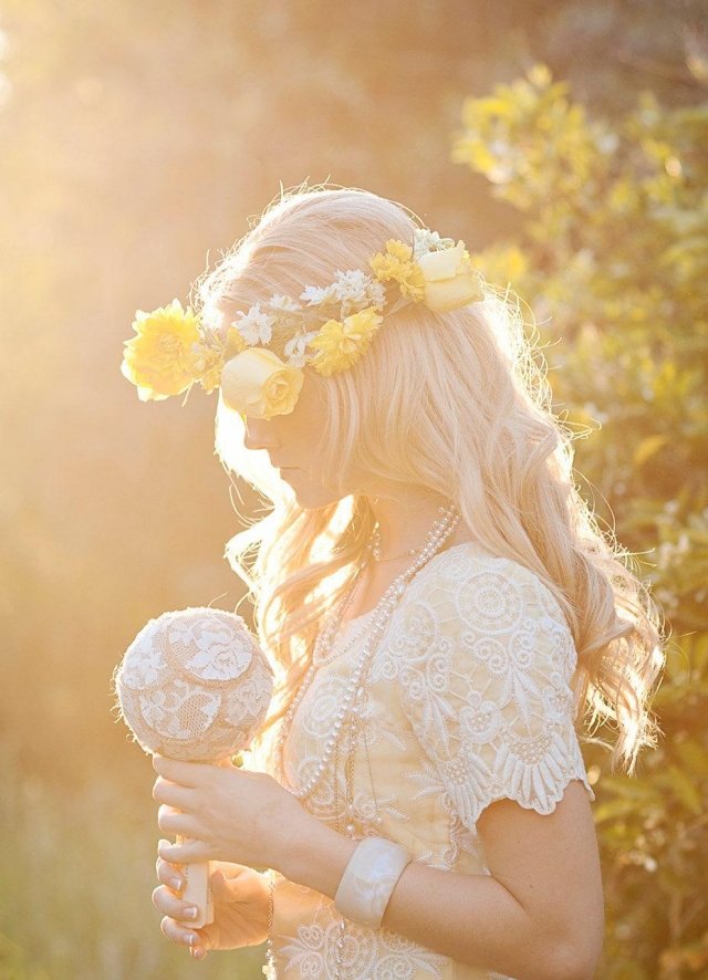 Čipkované šaty pre nevesty a družičky - vlasové doplnky so živými kvetmi veniec na svadobný účes v bohémskom štýle vyrobený z letných kvetov