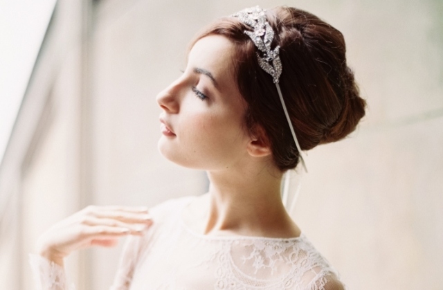 Rovný účes na svadbu - lesklý diadém v tvare kvetu - osadený kamienkami Updo-svadobné-chignon-diadém-kvetinové-motívy-posiate kamienkami