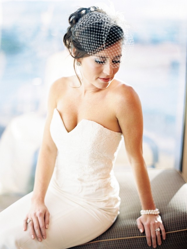 Sieťovinová klietka sa dá kombinovať s každým svadobným účesom - nápady sú trendy svadobná čelenka-sieť-závoj-aktuálne-svadobné-trendy-svadobný styling