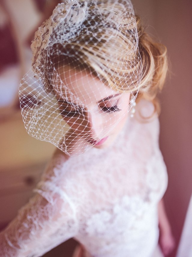 Závoj so fascinátorom zo sieťoviny pre prepracovaný, romantický účes Nápady na svadobný styling-sieťové príslušenstvo na závoj-vlasy-perfektný-svadobný účes