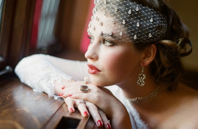 romantická nevesta s klasickým závojom posiatym kamienkami Doplnok do vlasov-jemná-sieť-aplikácia-ozdobné kamienky-svadobná móda