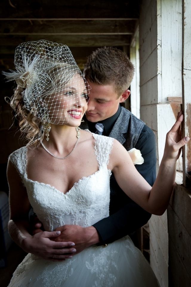 Sieťovina-závoj-zvýrazniť svadobný účes alternatíva k čelenkám do vlasov Doplnky do vlasov-klietka-sieť-závoj-svadobné-šaty-na-ramienka-čipka-kryt