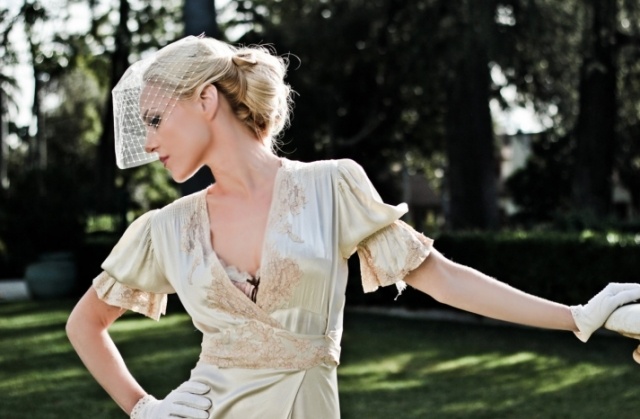 Vtáčia klietka a malé klobúky dodávajú svadobnému vzhľadu zvláštny nádych vlasové doplnky-sieťovina-vintage-updo-nápady-svadobné-módne-šaty-doplnky