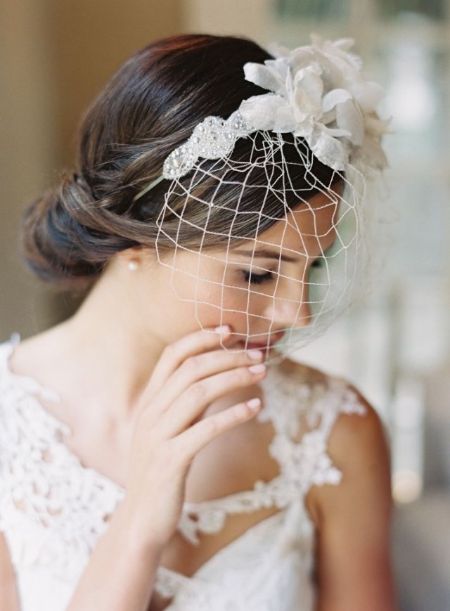 Romantický svadobný účes - nápady s kvetmi a čistým závojom pre fašiangy svadobné účesy-so-sieťovinou-kvetinovou čelenkou-šik-nadčasové