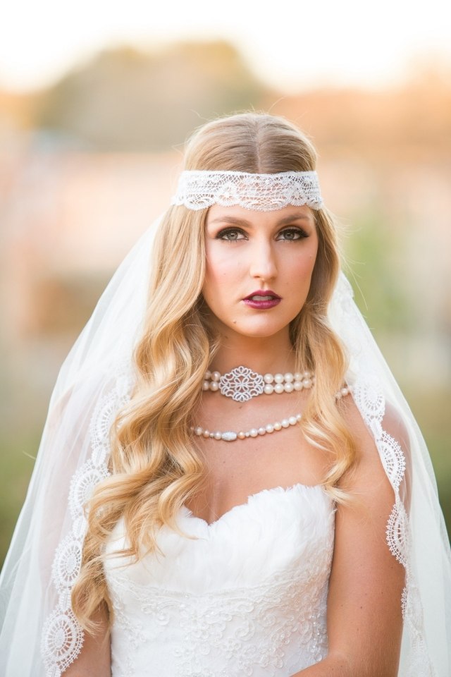 vintage svadobný závoj s čelenkou v pletenom vzhľade náhrdelník -dlhé otvorené vlasy vintage-závoj-čelenka-pletené-nápady-svadobné účesy-doplnky-make-up