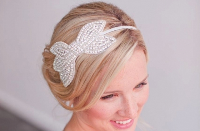 Upravené účesy pre svadobné čelenky v tvare mašličky osadené kamienkami umelecky upravené vlasy-pásmo vlasov-brošňa-tvar luku-kamienky