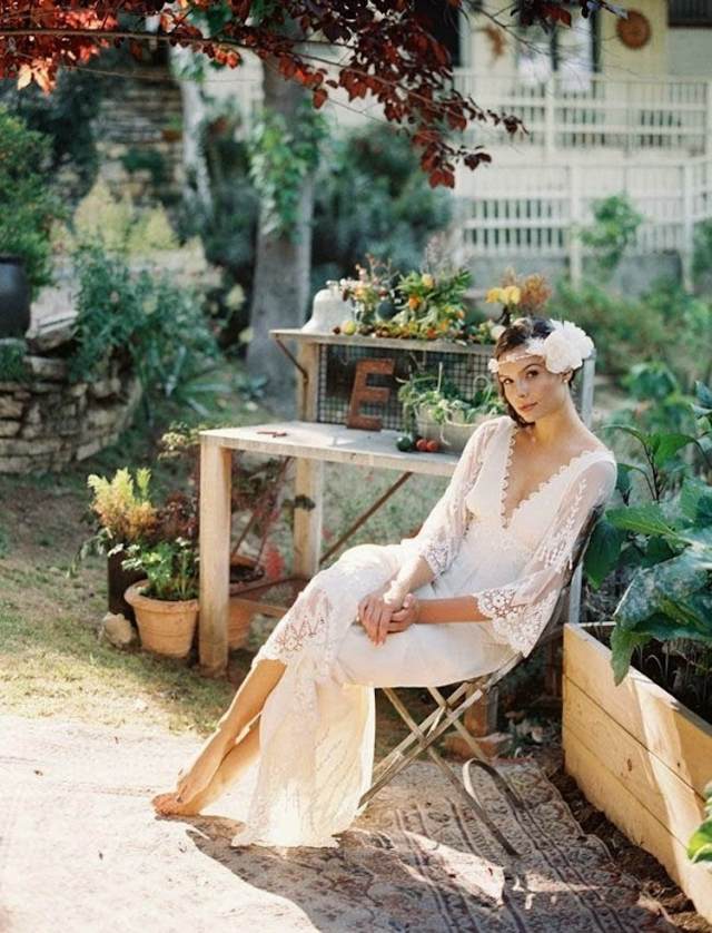 Svadobná móda s vintage šatami a hlbokými kvetmi do výstrihu do V. Čelenka-vintage-look-šaty-svadobné-móda-čelenka-kvetinové doplnky-do vlasov