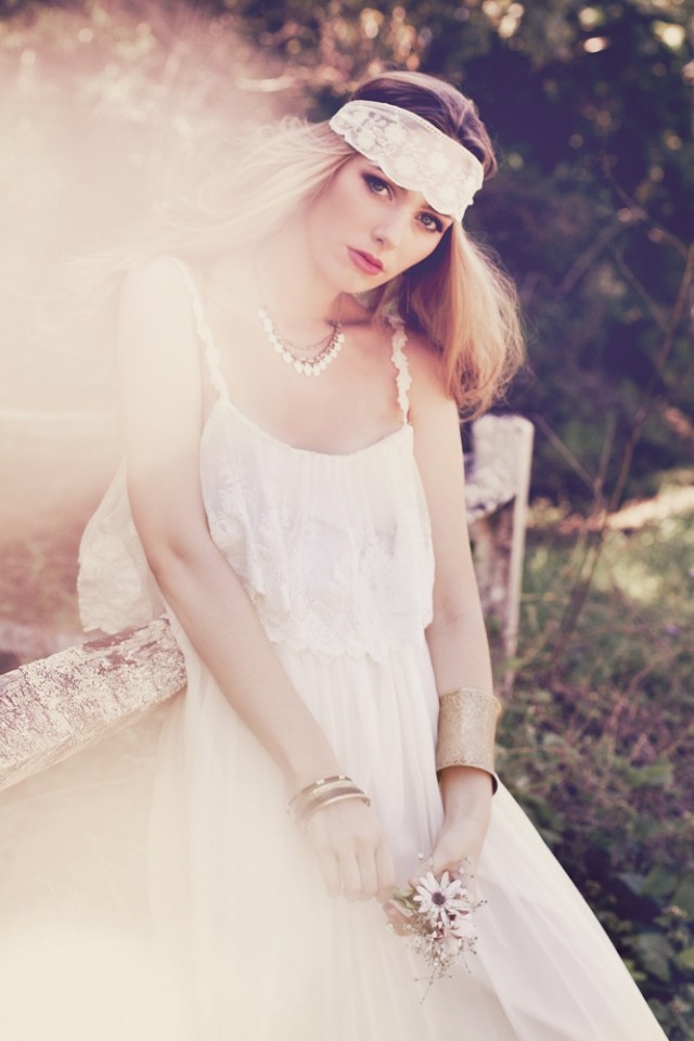 Svadobné doplnky do vlasov v svadobných šatách v boho-chic štýle bohémsky-elegantný-svadobný-pás-vlasov-pletený-vzhľad-náramky-kov