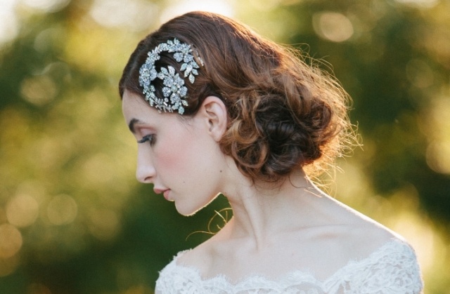 Spony do vlasov s fascinátorom kameňa - skutočný pútač nevesty voľne spletené-vlasy-fascinátor-extravagantné-sponky do vlasov s kamienkami