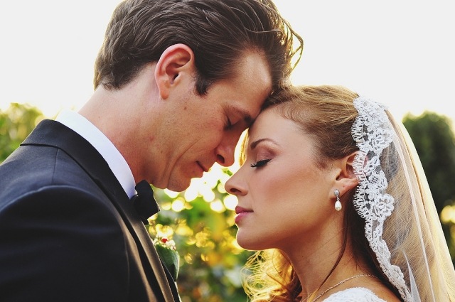 Dlhý závoj s jemnou čipkou-klasický doplnok do vlasov pre svadobný styling Nápady-na svadobné doplnky-vlasové doplnky-klasika-závoj-čipka