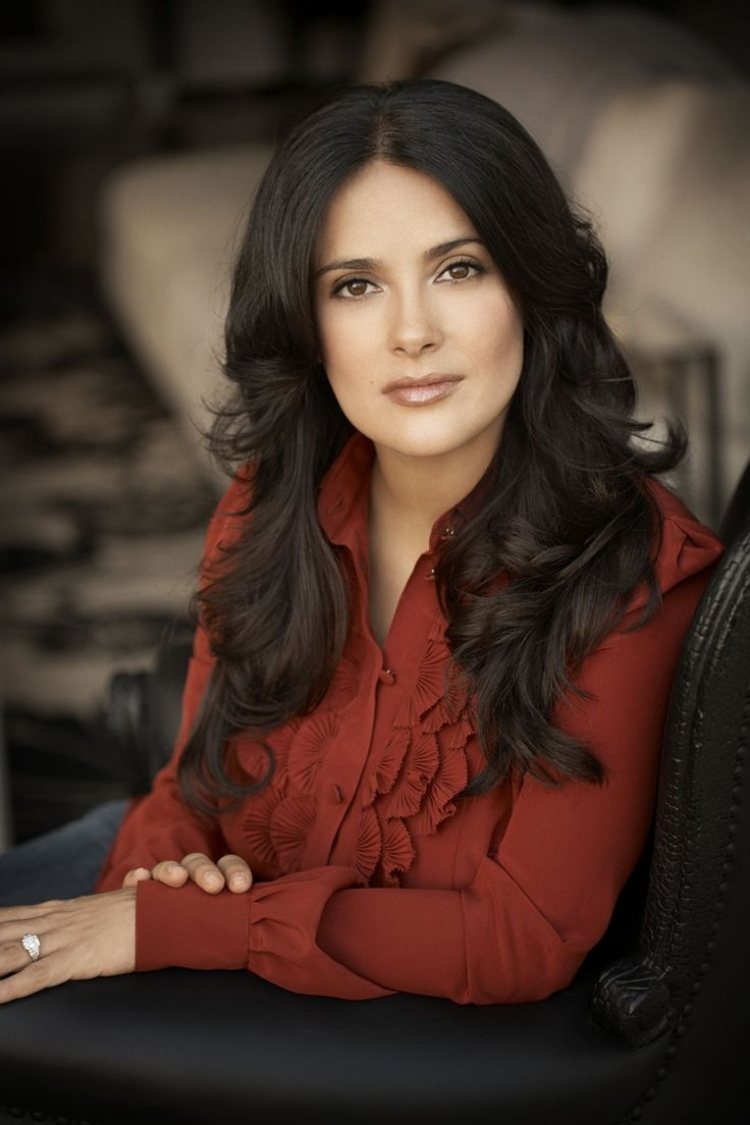 Salma Hayek - čierne, krátke vrstvené vlasy Účesy pre dlhé vlasy odstupňované-nápady-stredné lúčenie-krátke-vrstvené-salma-hej
