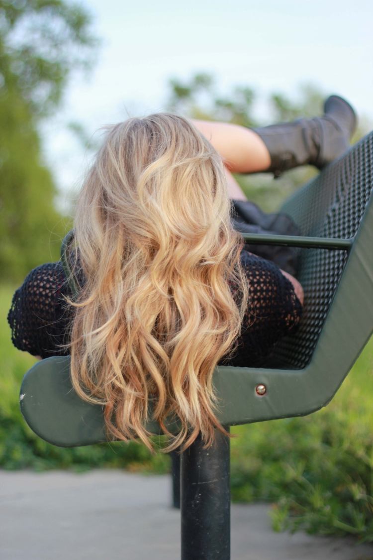 U-cut stupňovitý rez pri pohľade zozadu účesy-dlhé-vrstvené-nápady-vlnité-blond