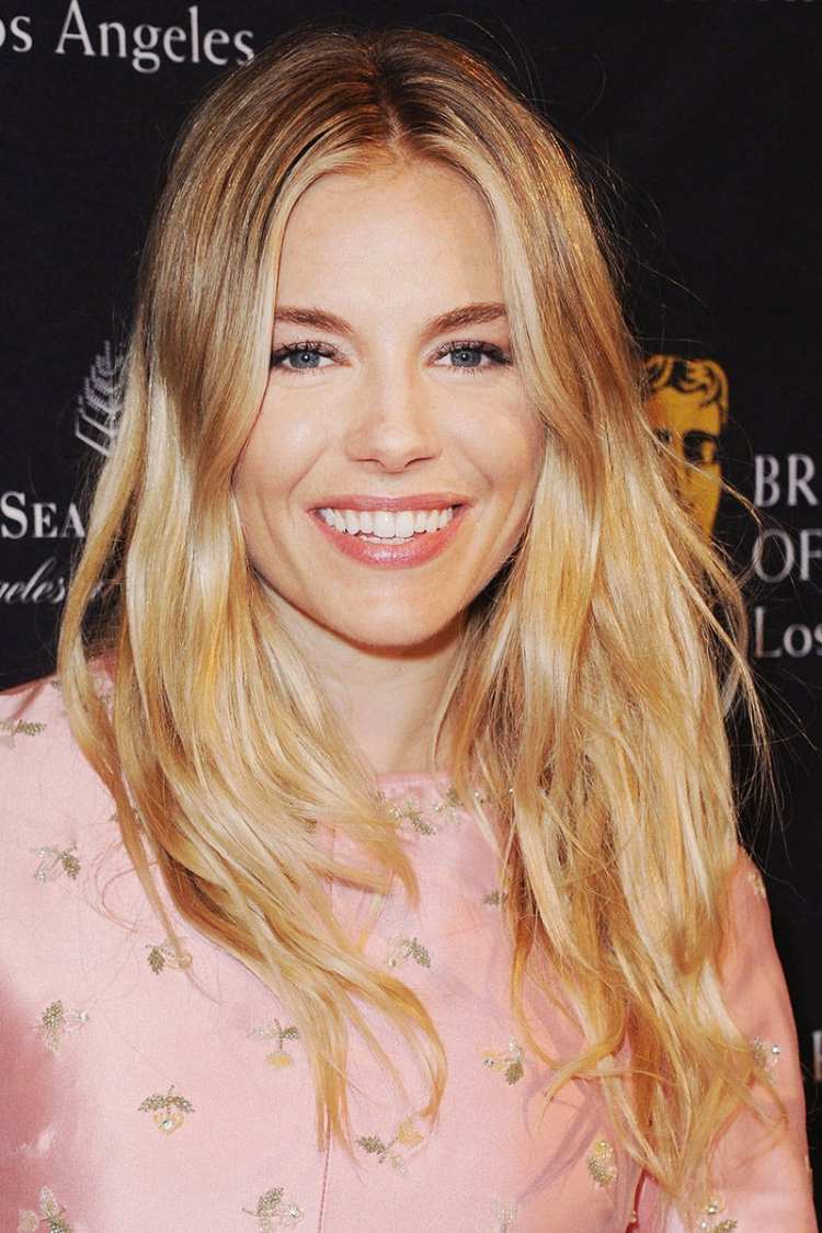 Sienna Miller rovné blond vrstvené vlasy účesy-dlhé-vrstvené-stredné lúčenie-sienna-mlynár