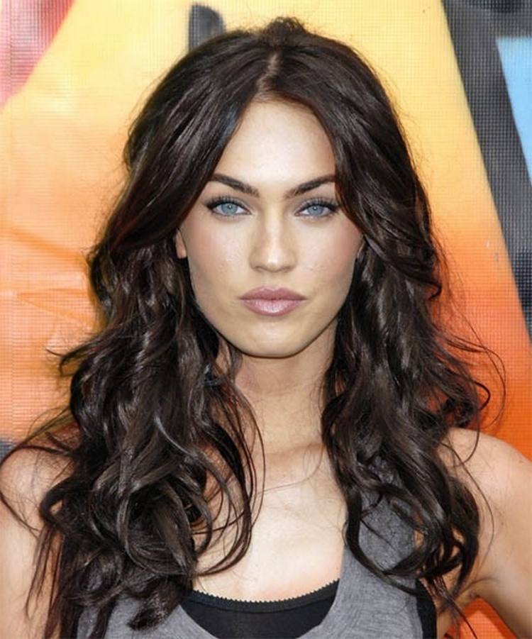Megan Fox dlhé čierne vlasy vlnité stredové delenie účesy-dlhé-vrstvené-stredné-rozdelené-krátke-cut-vrstvy
