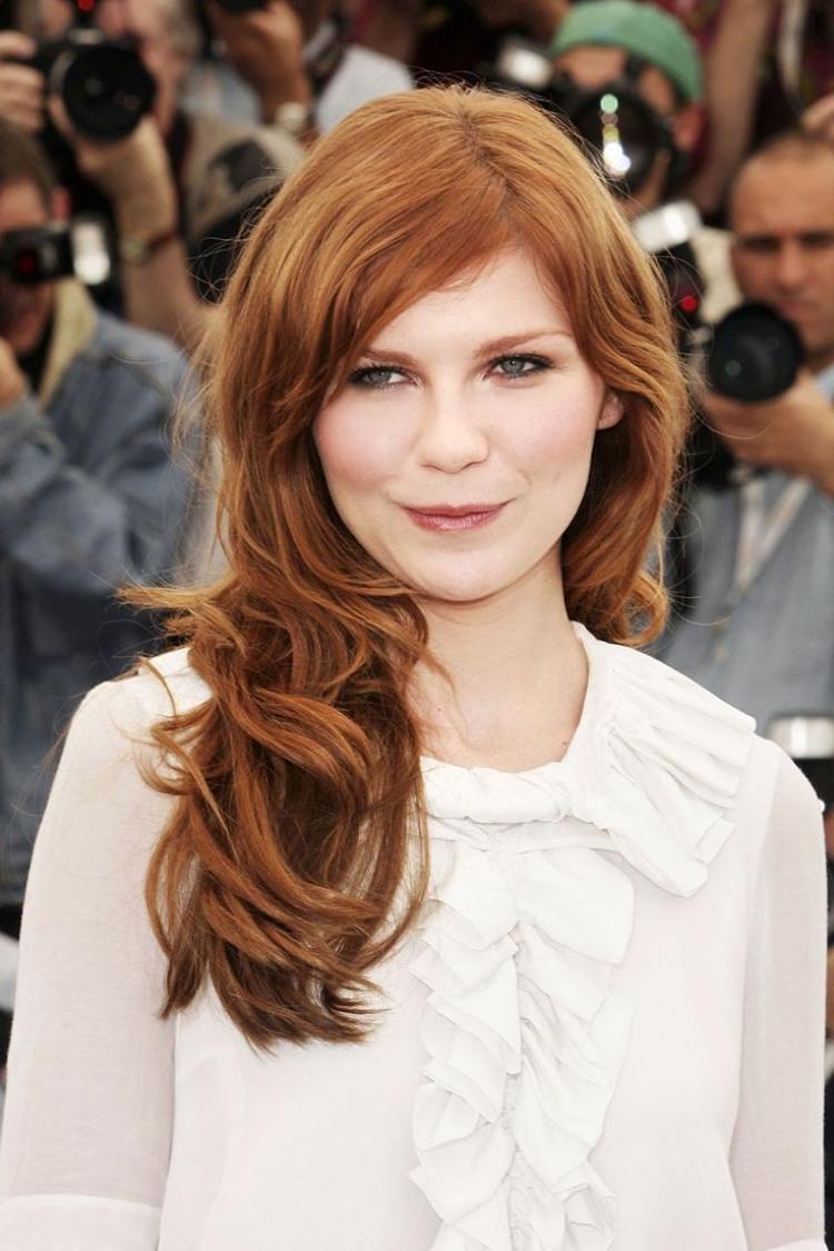 Kirsten Dunst Rotkopf dlhé vlasy vo vrstvách účesy-dlhé-vrstvené-šikmé-pony-kirsten-dunst-rotkopf