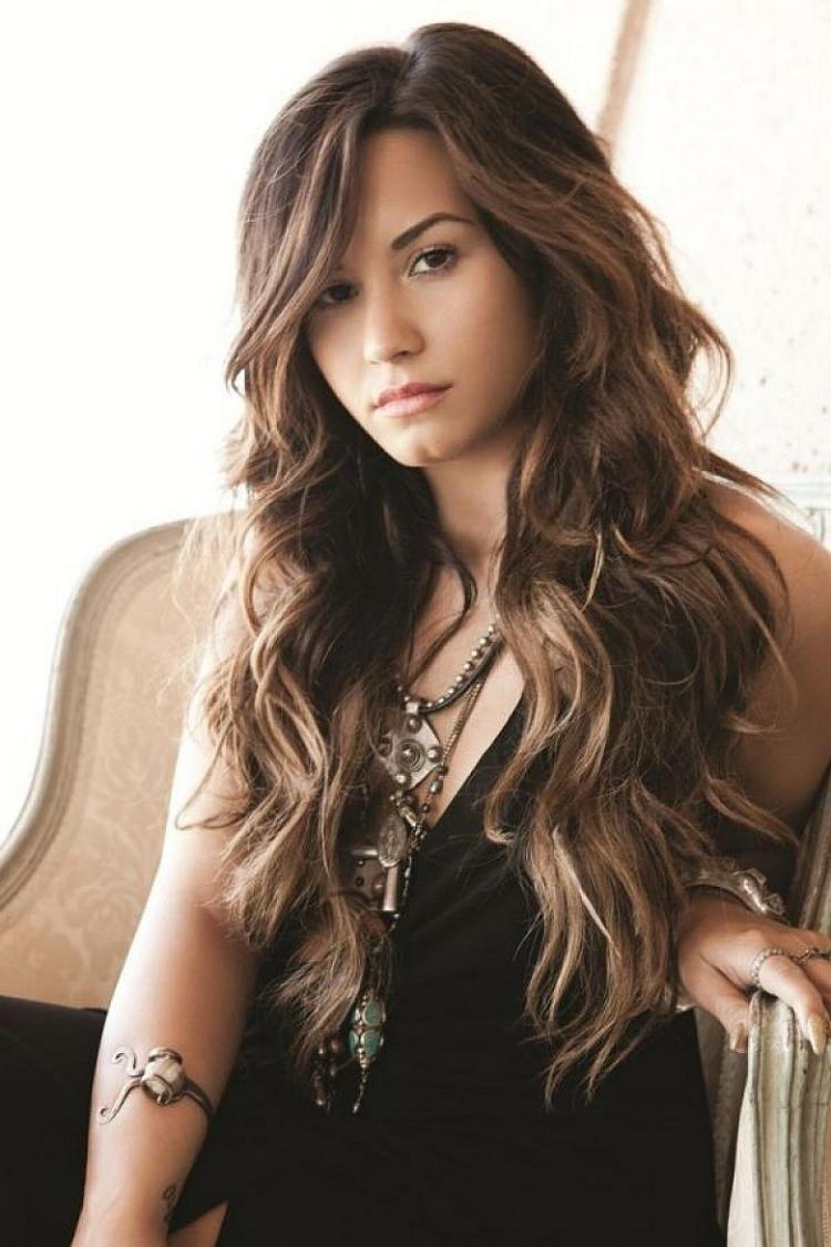 Demi Lovato dlhé vlasy silne vrstvené Účesy pre dlhé vlasy odstupňované-nápady-demi-lovato-krátke-stfen