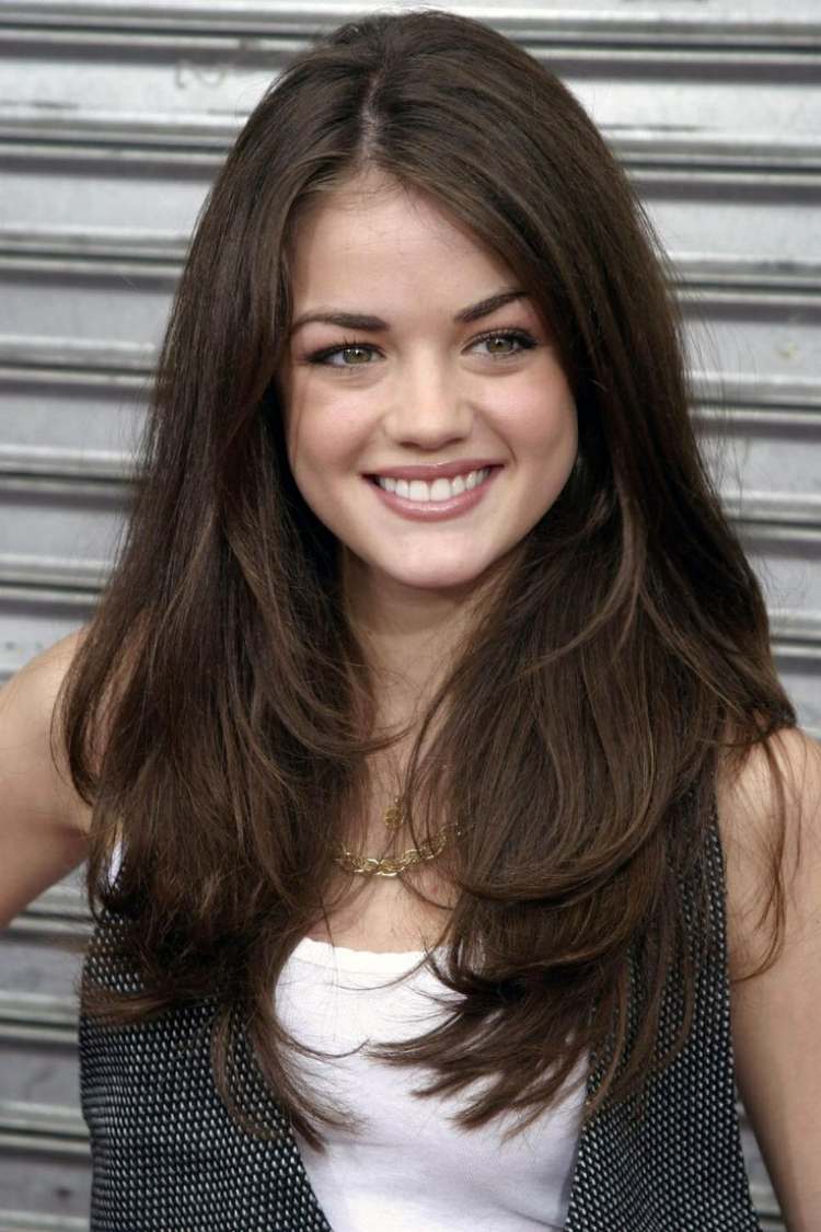 Lucy Hale dlhé hnedé vlasy bočné rovné účesy-dlhé-bočné lúčenie-dlhé-vrstvy-hnedé vlasy