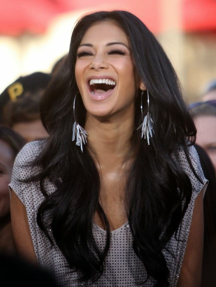 Nicole Scherzinger s dlhými čiernymi vlasmi nicole-scherzinger-dlhé vlasy-stupňová
