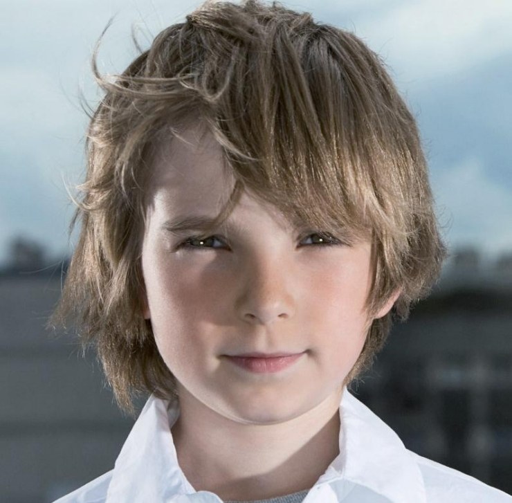 Strihajte vlasy vrstvami - chladný strih Účesy-detské účesy-chlapci-surfer-look-dlhé