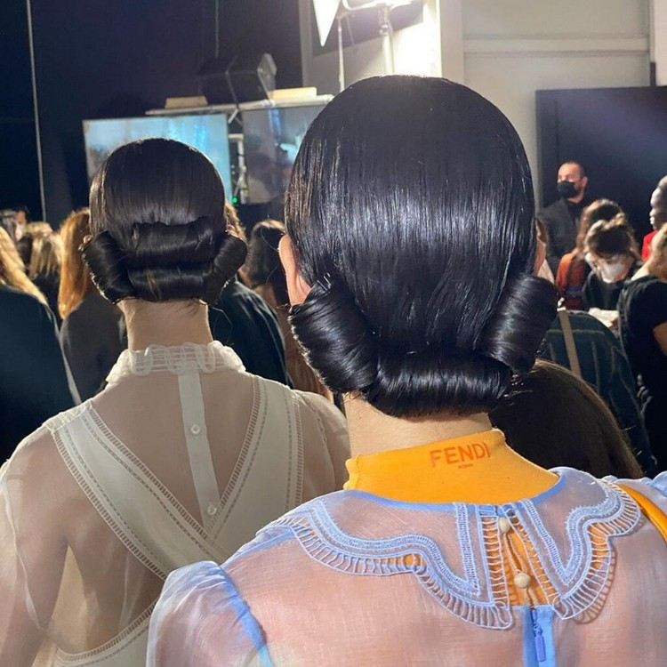 Fendi Updo Fashion Week 2021 Vlasové trendy ženy