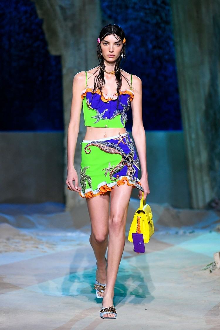 Módne trendy jarný Milan Fashion Week vzhľad mokrých vlasov urobte to samy