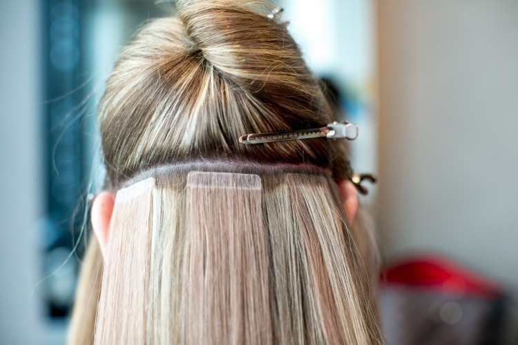 Predĺženie vlasov s páskovými prameňmi - prirodzene blond vlasy vlasy-predlžovanie-klipy-metódy-útku-páska-lepenie-blond-vlasy