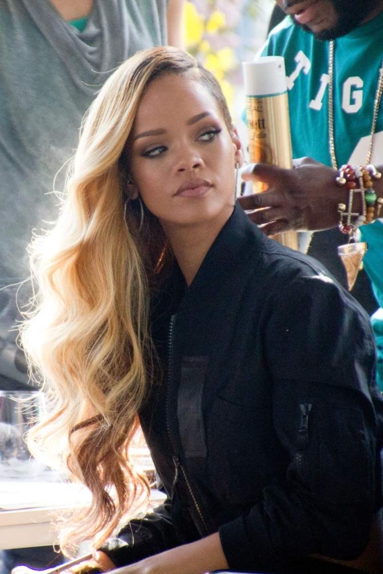 Rihanna predlžovanie vlasov v rôznych odtieňoch Predĺženie vlasov sponkami -pevné-metódy-rihnanna-sidecut-účes-veľké-vlny