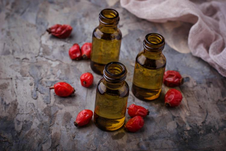 Fľaškový šípkový olej vyrobený zo sušených šípok