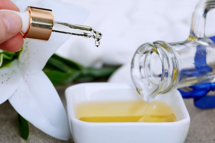 Šípkový olej na starostlivosť o tvár a pokožku