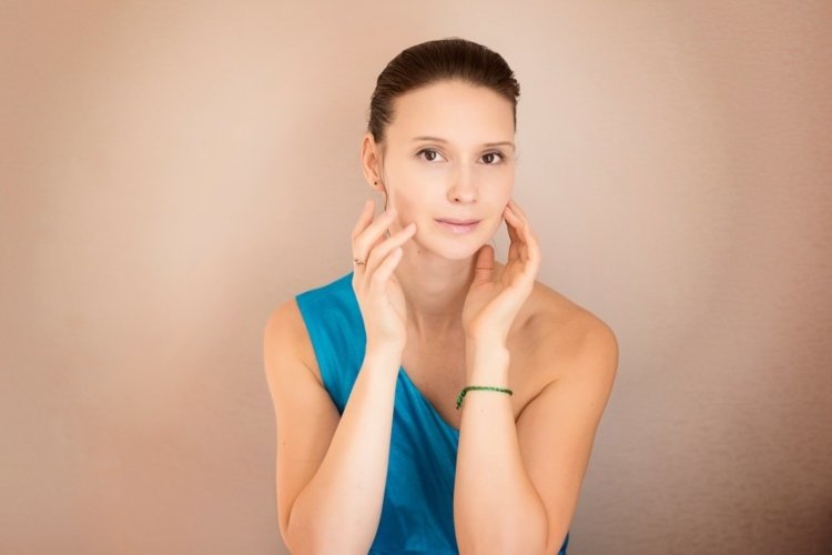 Na tvár naneste kozmetický výrobok proti vráskam