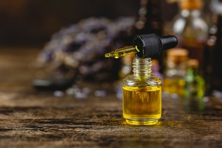 čistý šípkový olej vo fľaši