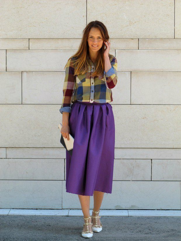 Midi sukňa v kombinácii s košeľou rock purpurová košeľa kárované biele topánky ženy