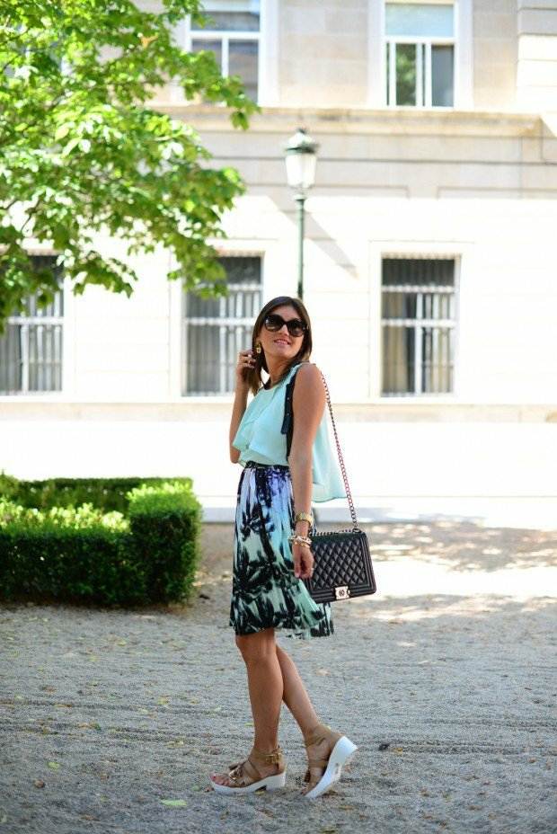 Sukne s motívmi dlaní pre ten pocit prázdnin skalné motívy kvety pestrofarebný modrý top