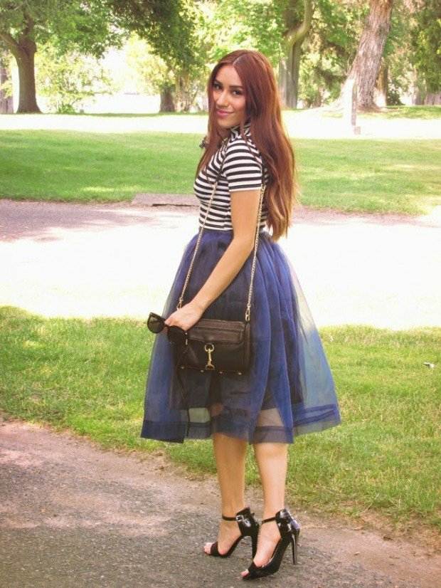 Tmavomodrá sukňa sa hodí k čiernobielej pruhovanej košeli sukňa tmavomodrá dámska móda po kolená