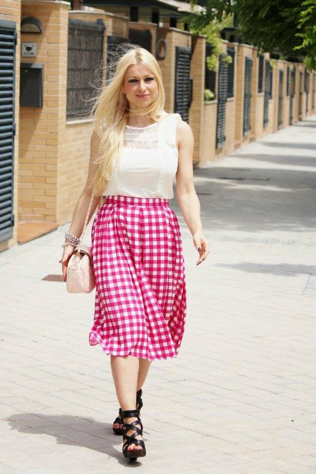 Károvanou midi sukňou nič nepokazíte károvaná ružová sukňa biela blúzka bez rukávov